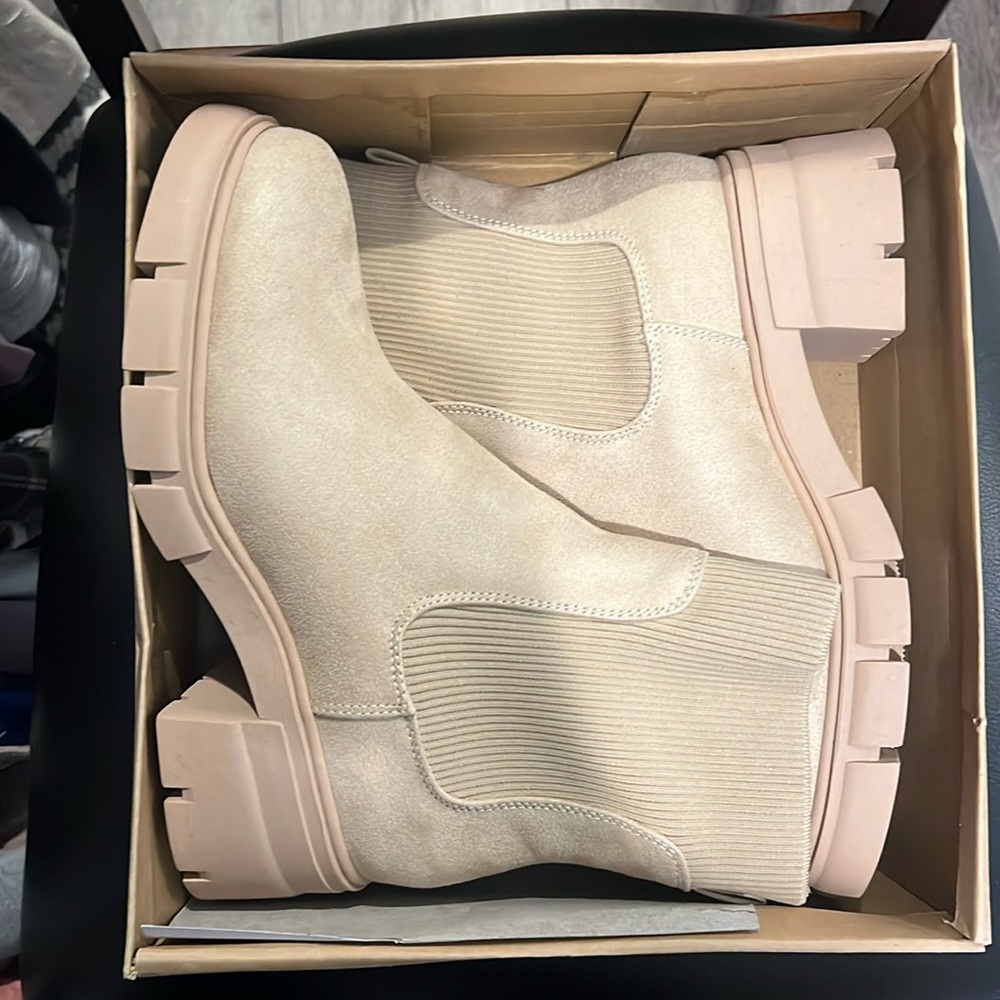 Boots lug style - nude suede 9.5